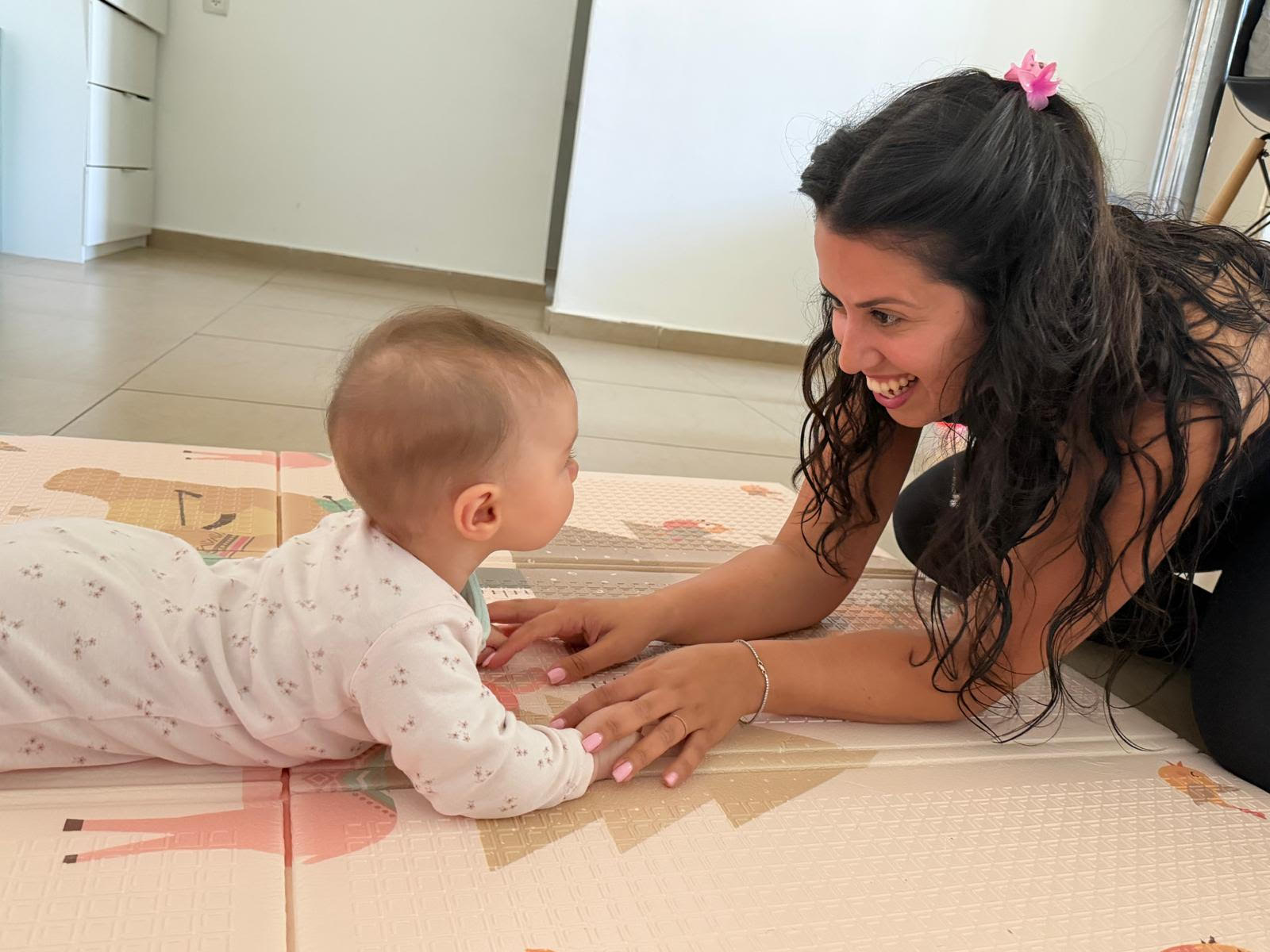 טירן עם תינוק במפגש בייבי יוגה
